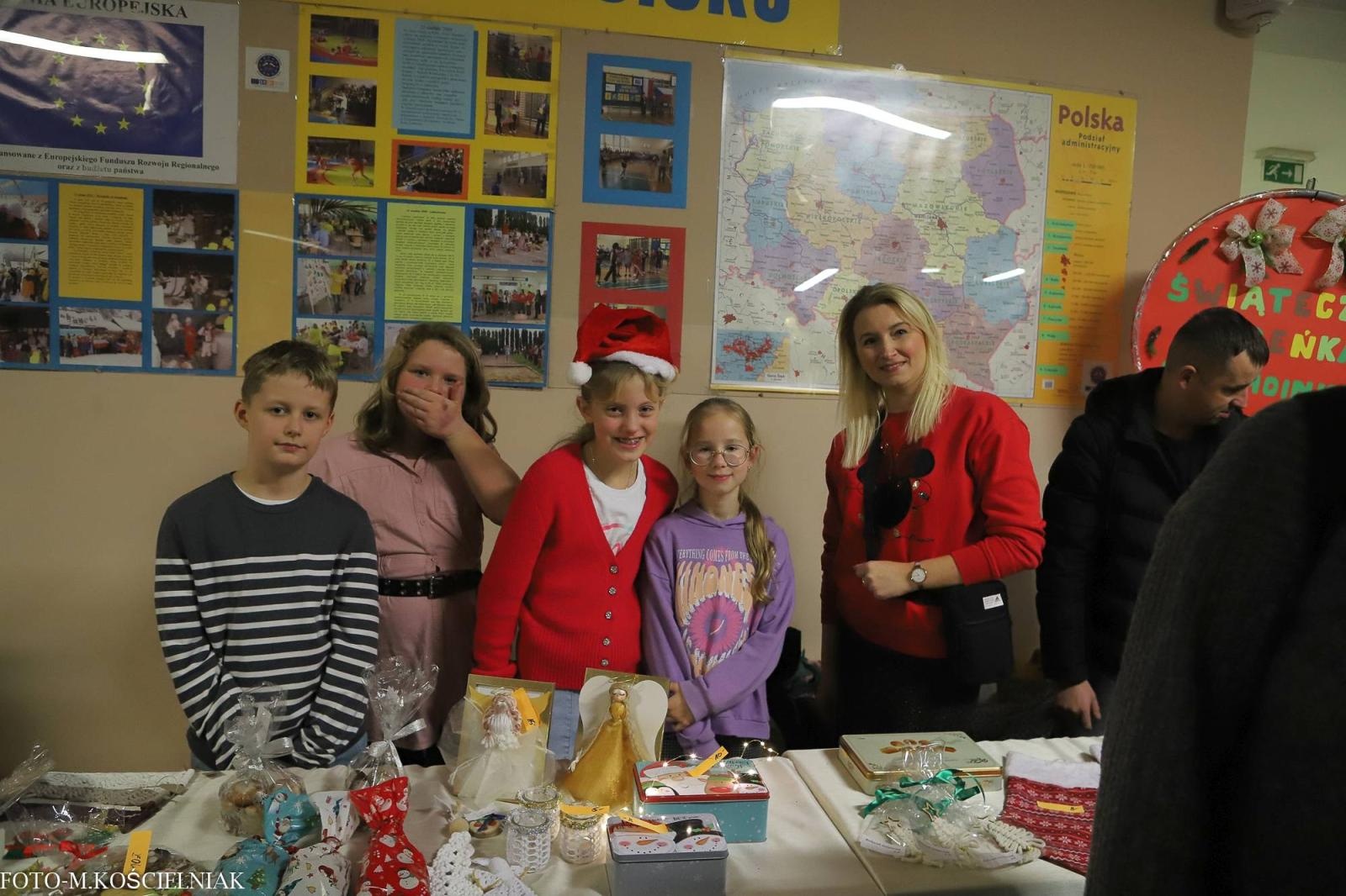Zdjęcie w galerii na portalu naszraciborz.pl: Jak Gustaw pokochał święta. Kiermasz świąteczny w SP 15 [FOTO] wiadomości z regionu
