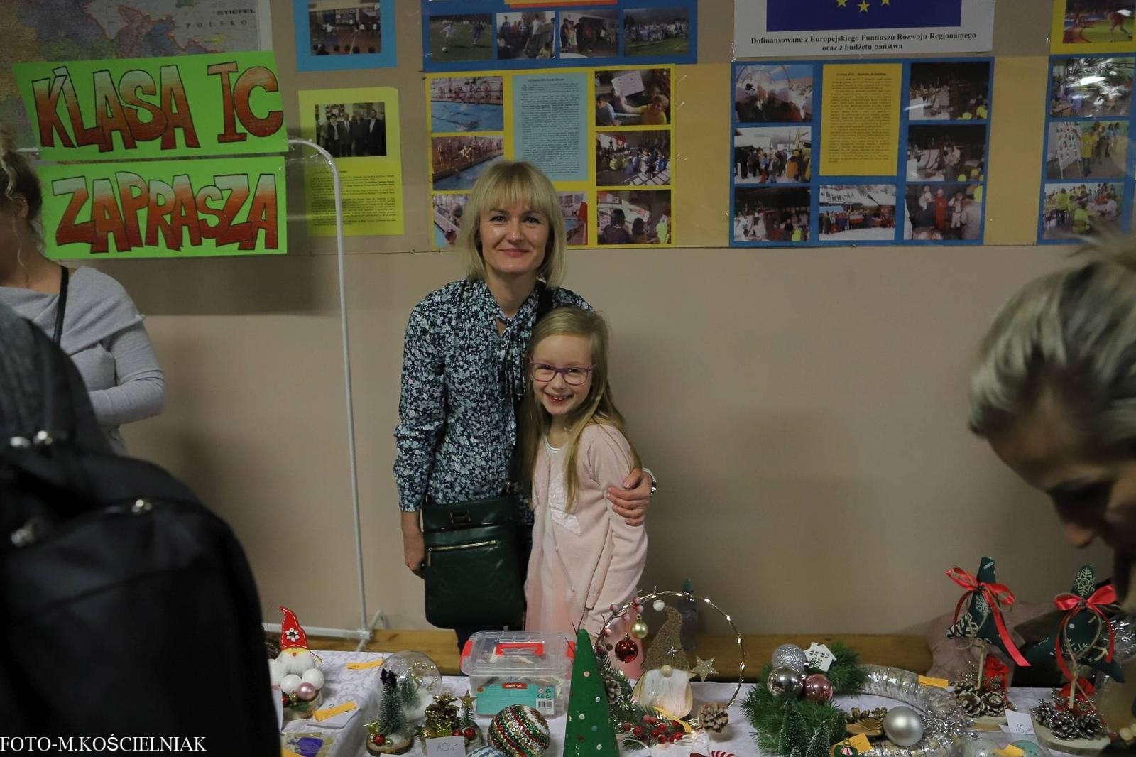 Zdjęcie w galerii na portalu naszraciborz.pl: Jak Gustaw pokochał święta. Kiermasz świąteczny w SP 15 [FOTO] wiadomości z regionu