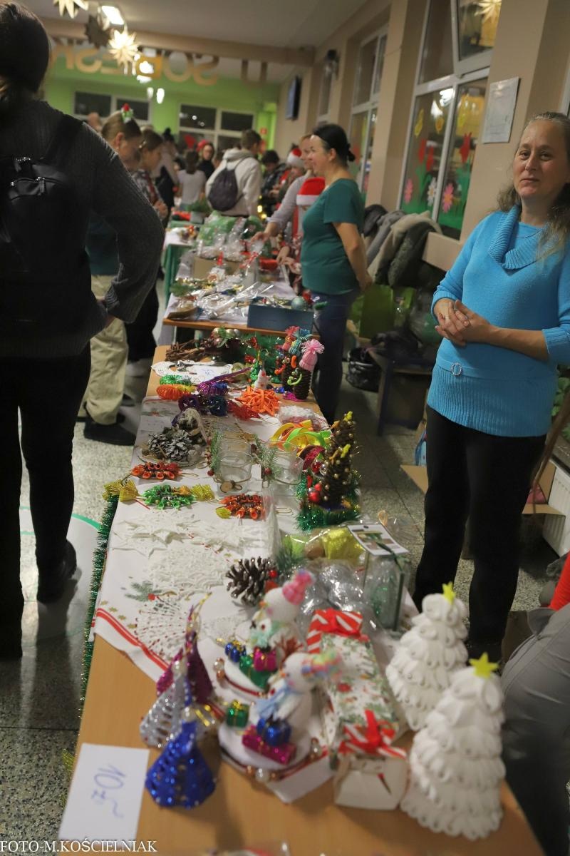 Zdjęcie w galerii na portalu naszraciborz.pl: Jak Gustaw pokochał święta. Kiermasz świąteczny w SP 15 [FOTO] wiadomości z regionu
