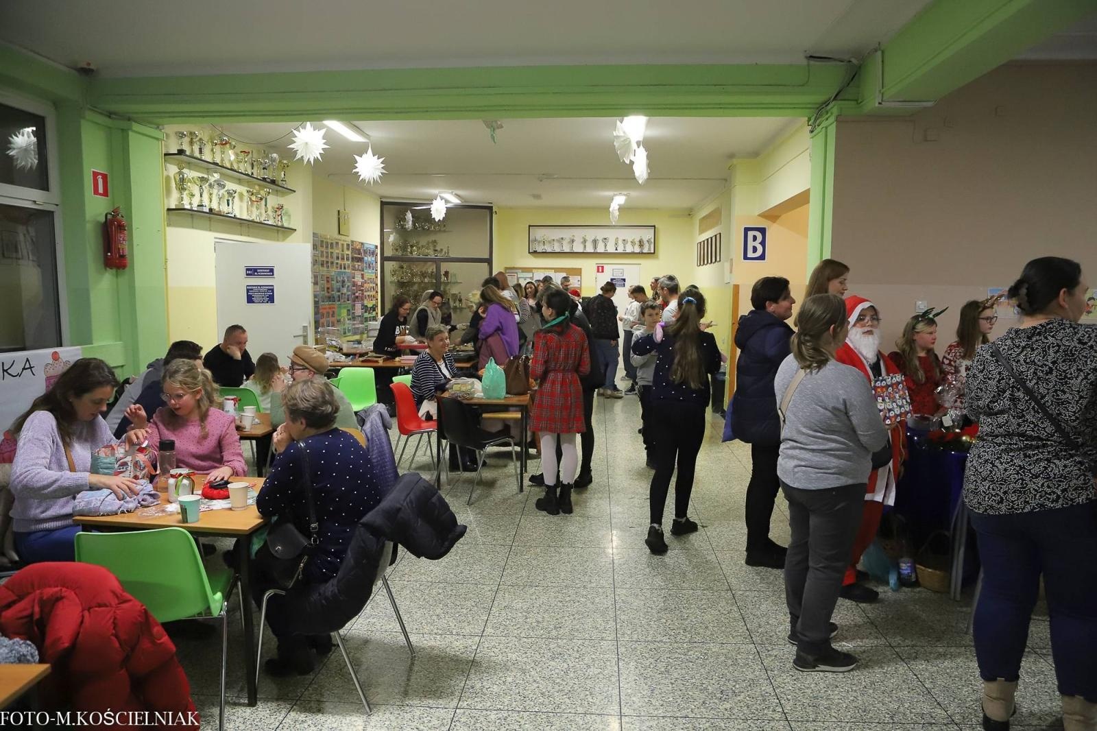 Zdjęcie w galerii na portalu naszraciborz.pl: Jak Gustaw pokochał święta. Kiermasz świąteczny w SP 15 [FOTO] wiadomości z regionu