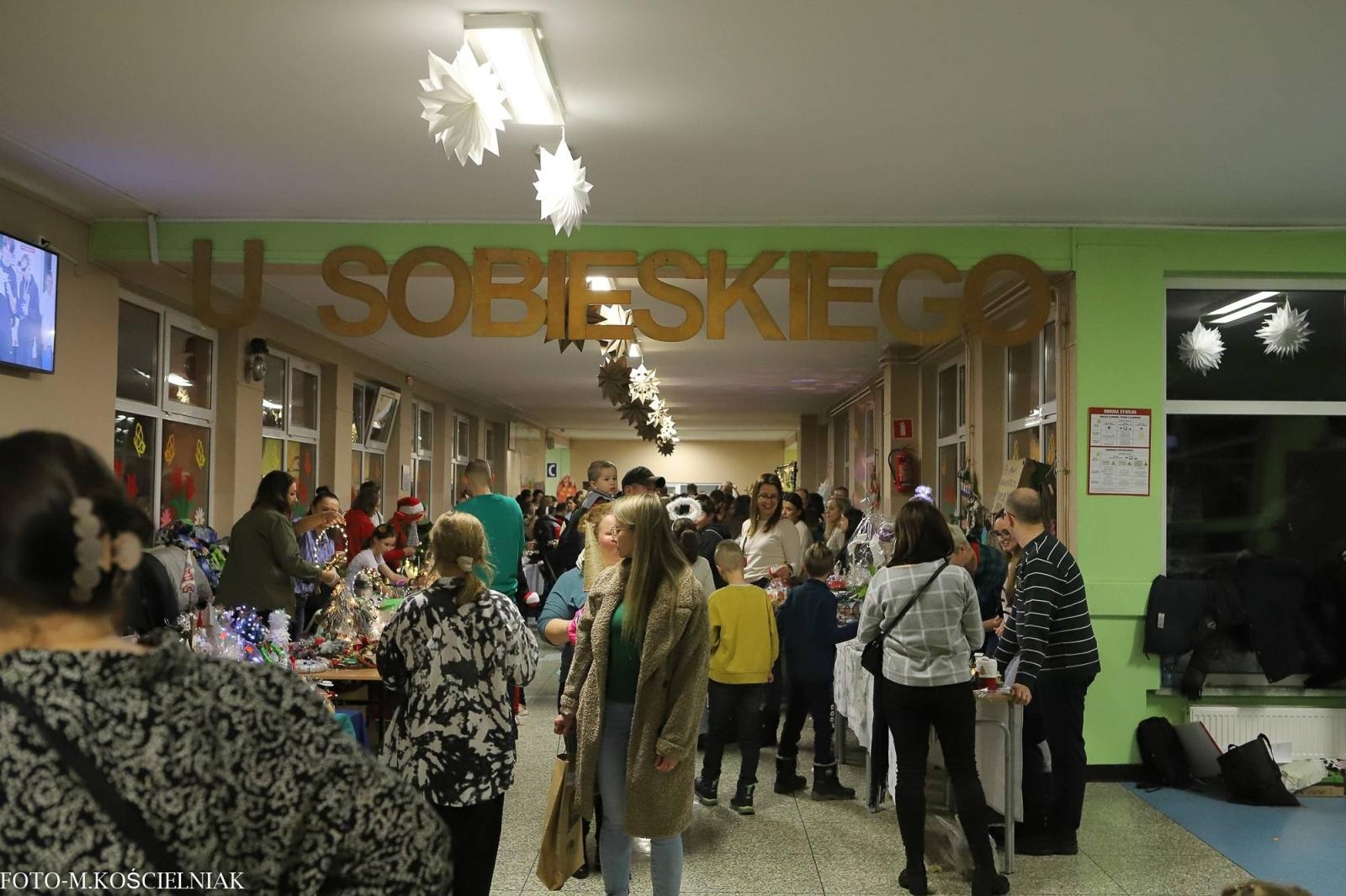 Zdjęcie w galerii na portalu naszraciborz.pl: Jak Gustaw pokochał święta. Kiermasz świąteczny w SP 15 [FOTO] wiadomości z regionu