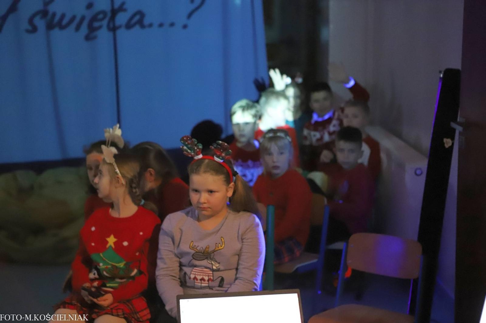 Zdjęcie w galerii na portalu naszraciborz.pl: Jak Gustaw pokochał święta. Kiermasz świąteczny w SP 15 [FOTO] wiadomości z regionu