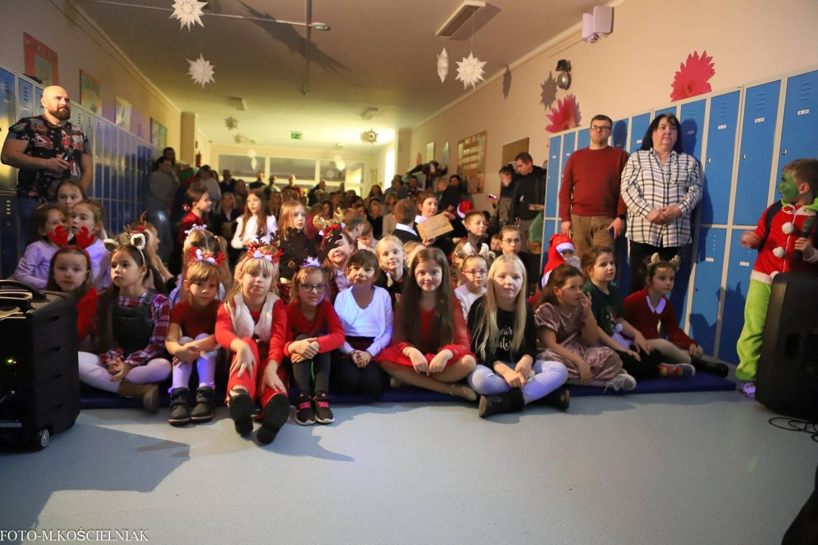 Zdjęcie w galerii na portalu naszraciborz.pl: Jak Gustaw pokochał święta. Kiermasz świąteczny w SP 15 [FOTO] wiadomości z regionu