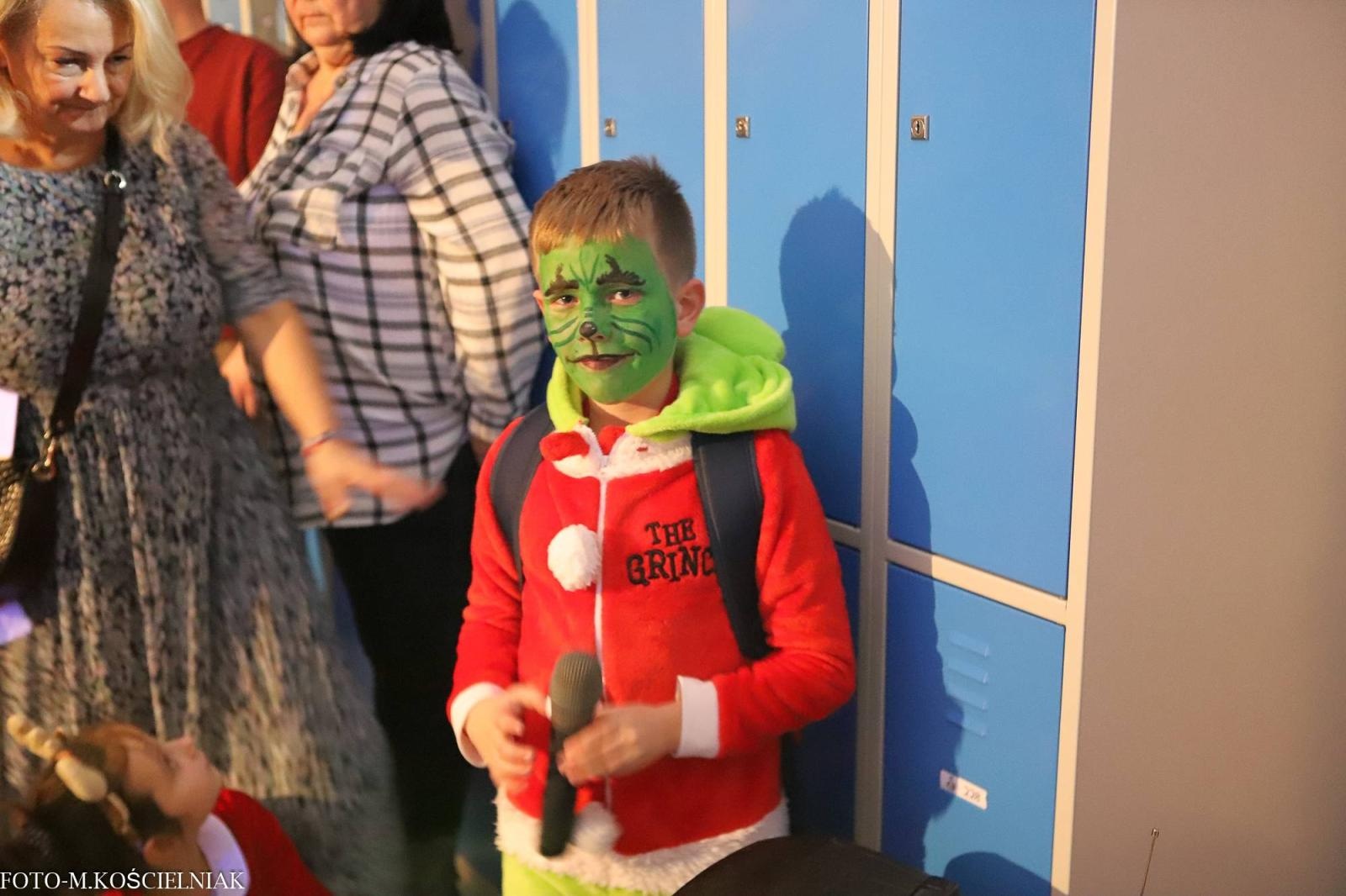 Zdjęcie w galerii na portalu naszraciborz.pl: Jak Gustaw pokochał święta. Kiermasz świąteczny w SP 15 [FOTO] wiadomości z regionu