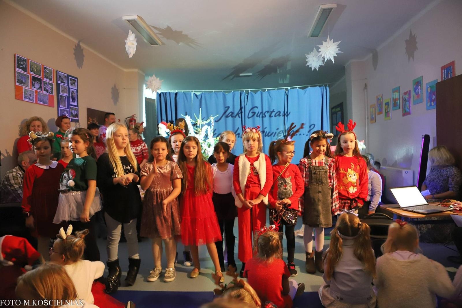 Zdjęcie w galerii na portalu naszraciborz.pl: Jak Gustaw pokochał święta. Kiermasz świąteczny w SP 15 [FOTO] wiadomości z regionu