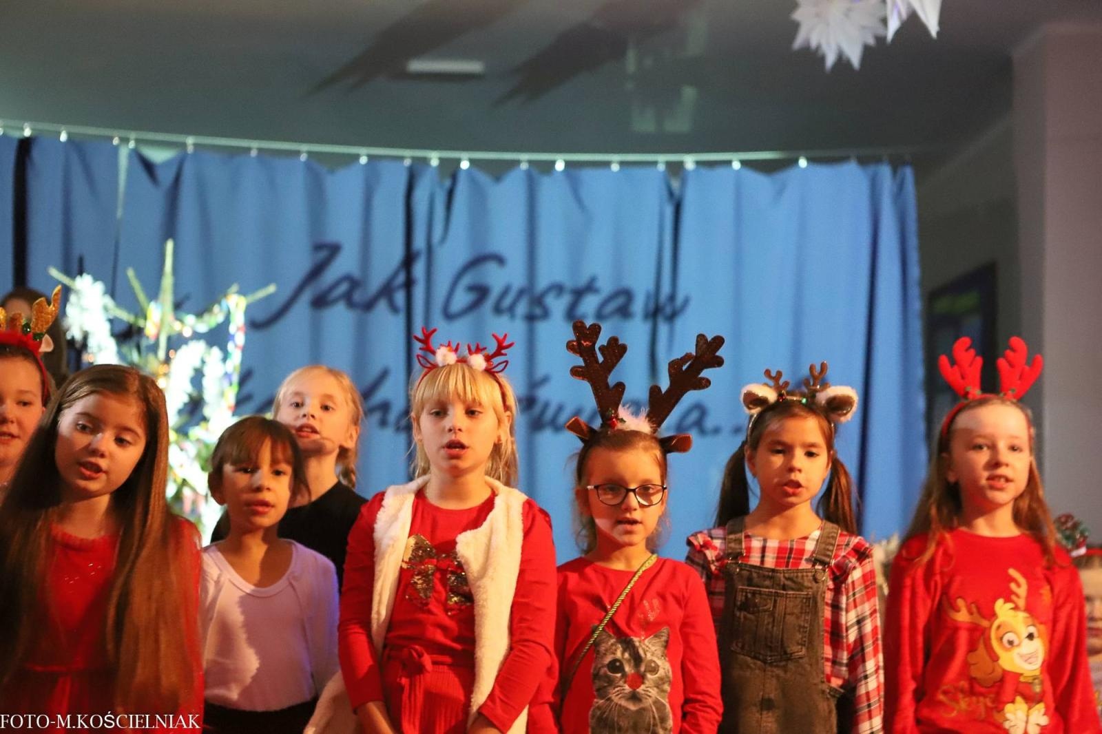 Zdjęcie w galerii na portalu naszraciborz.pl: Jak Gustaw pokochał święta. Kiermasz świąteczny w SP 15 [FOTO] wiadomości z regionu