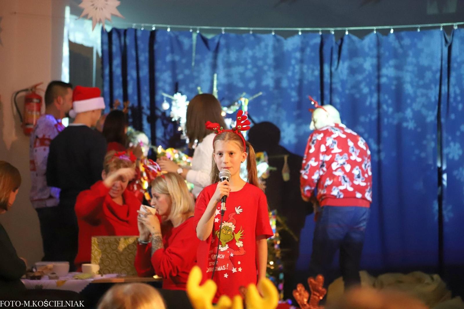 Zdjęcie w galerii na portalu naszraciborz.pl: Jak Gustaw pokochał święta. Kiermasz świąteczny w SP 15 [FOTO] wiadomości z regionu