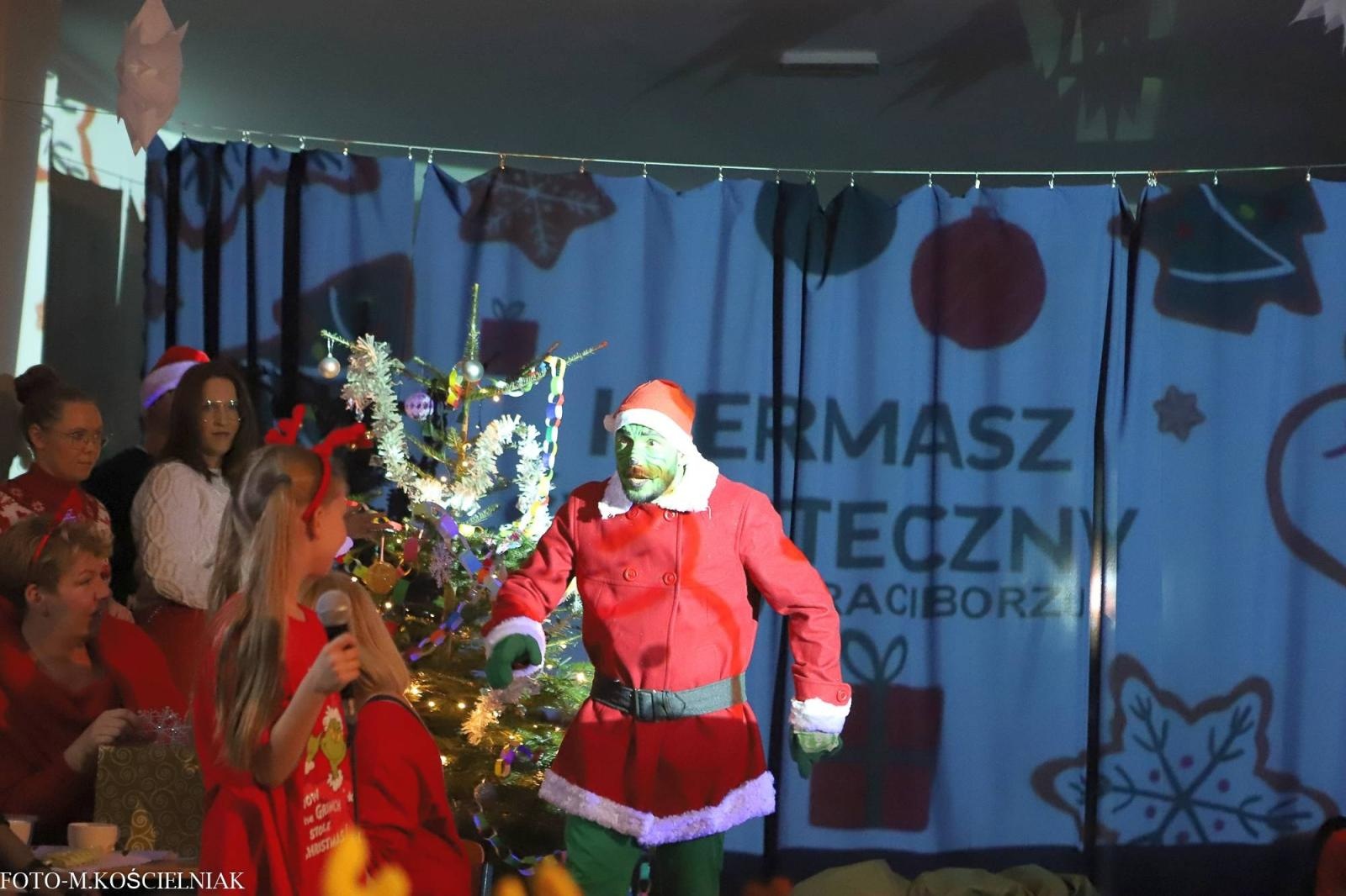 Zdjęcie w galerii na portalu naszraciborz.pl: Jak Gustaw pokochał święta. Kiermasz świąteczny w SP 15 [FOTO] wiadomości z regionu