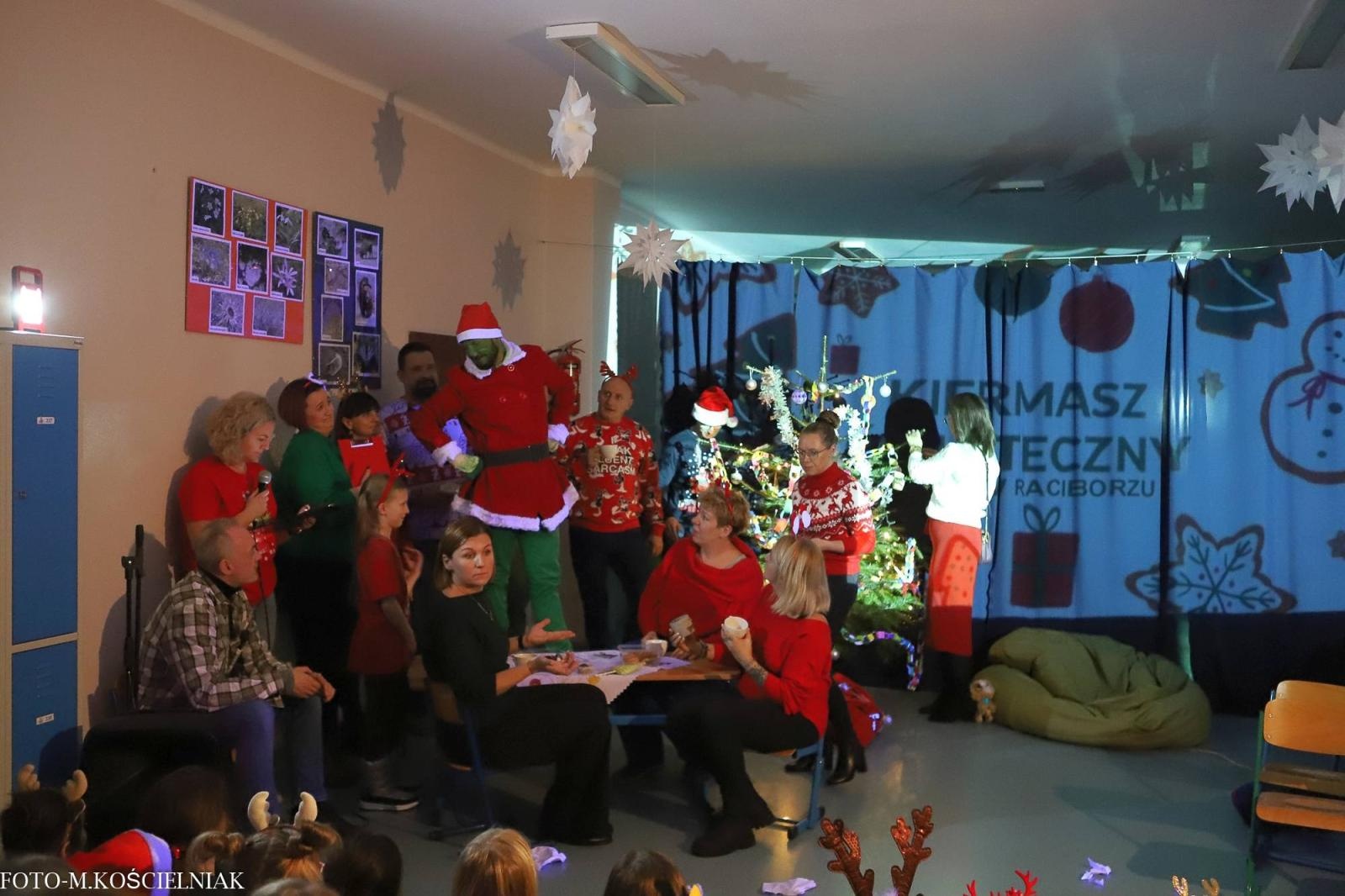 Zdjęcie w galerii na portalu naszraciborz.pl: Jak Gustaw pokochał święta. Kiermasz świąteczny w SP 15 [FOTO] wiadomości z regionu