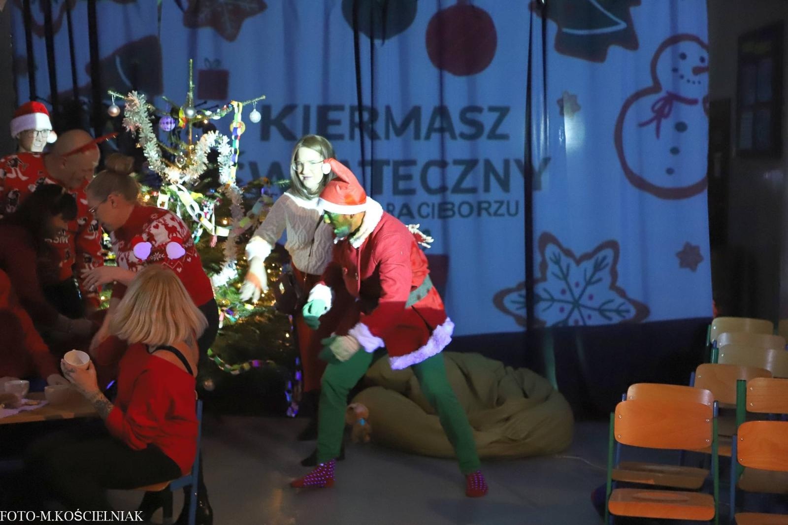 Zdjęcie w galerii na portalu naszraciborz.pl: Jak Gustaw pokochał święta. Kiermasz świąteczny w SP 15 [FOTO] wiadomości z regionu