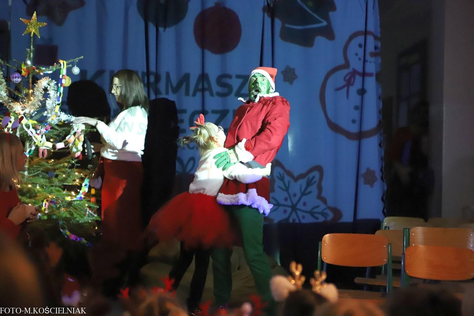 Zdjęcie w galerii na portalu naszraciborz.pl: Jak Gustaw pokochał święta. Kiermasz świąteczny w SP 15 [FOTO] wiadomości z regionu