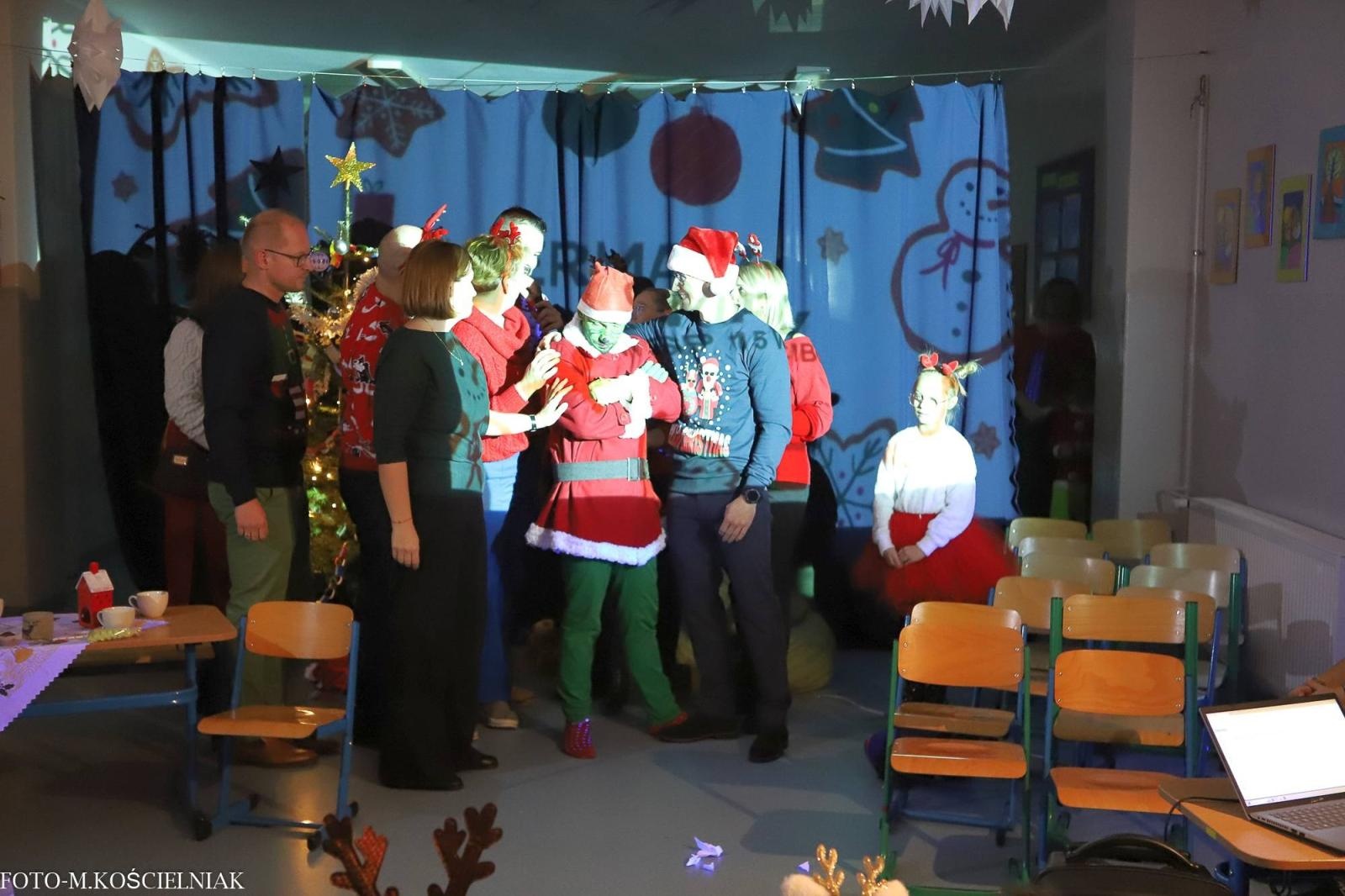 Zdjęcie w galerii na portalu naszraciborz.pl: Jak Gustaw pokochał święta. Kiermasz świąteczny w SP 15 [FOTO] wiadomości z regionu