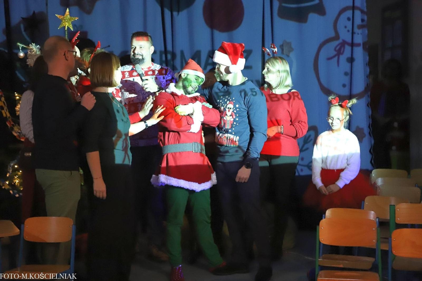 Zdjęcie w galerii na portalu naszraciborz.pl: Jak Gustaw pokochał święta. Kiermasz świąteczny w SP 15 [FOTO] wiadomości z regionu