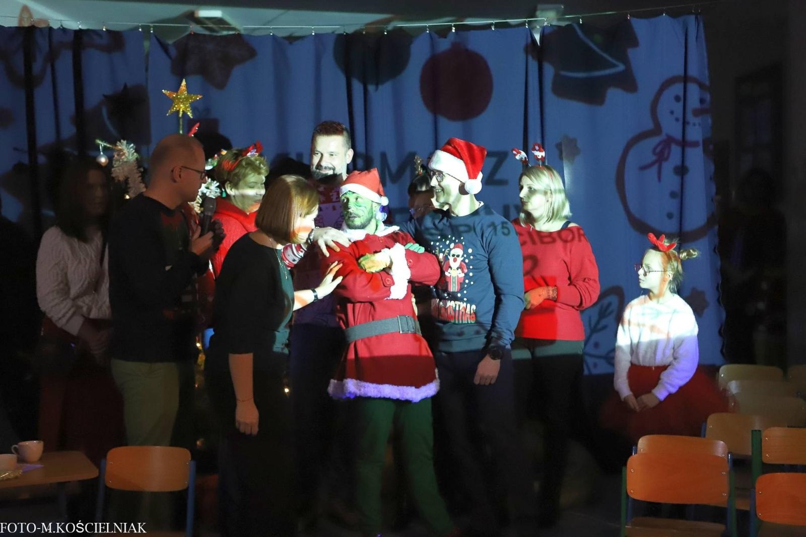 Zdjęcie w galerii na portalu naszraciborz.pl: Jak Gustaw pokochał święta. Kiermasz świąteczny w SP 15 [FOTO] wiadomości z regionu