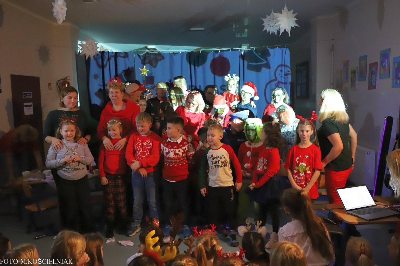 Zdjęcie w galerii na portalu naszraciborz.pl: Jak Gustaw pokochał święta. Kiermasz świąteczny w SP 15 [FOTO] wiadomości z regionu