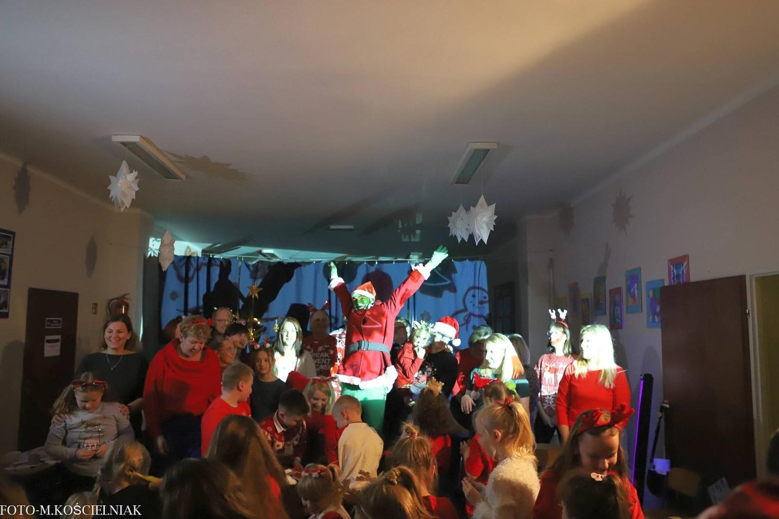 Zdjęcie w galerii na portalu naszraciborz.pl: Jak Gustaw pokochał święta. Kiermasz świąteczny w SP 15 [FOTO] wiadomości z regionu