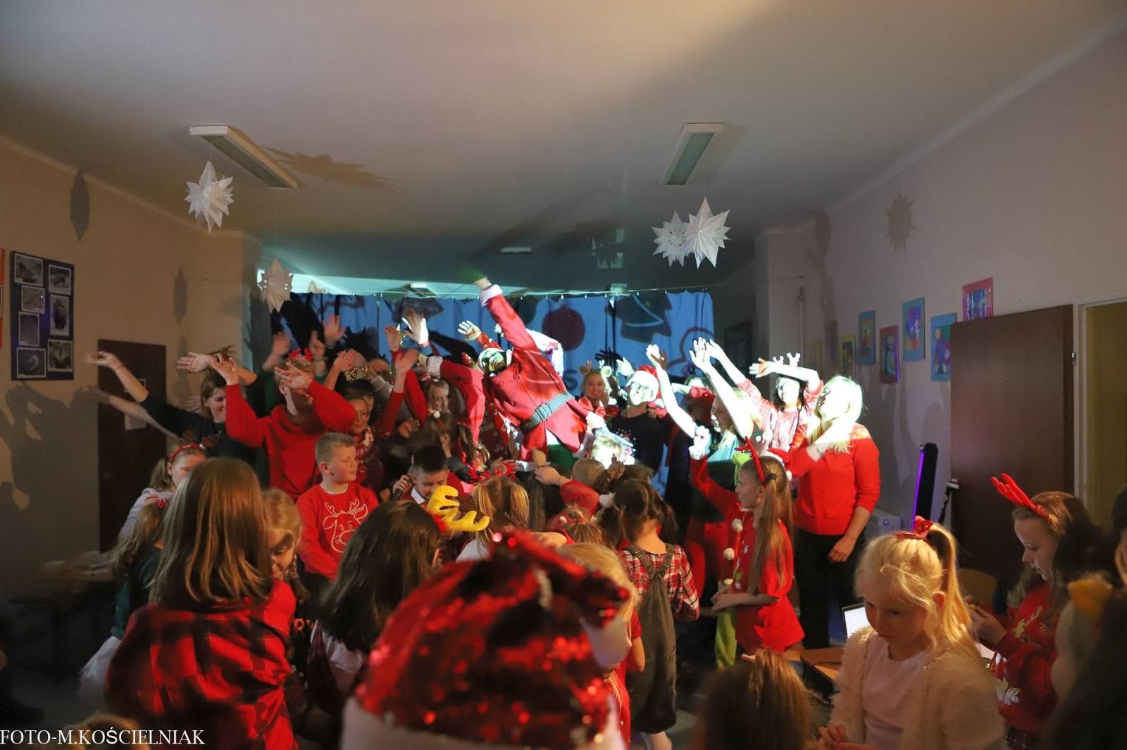 Zdjęcie w galerii na portalu naszraciborz.pl: Jak Gustaw pokochał święta. Kiermasz świąteczny w SP 15 [FOTO] wiadomości z regionu