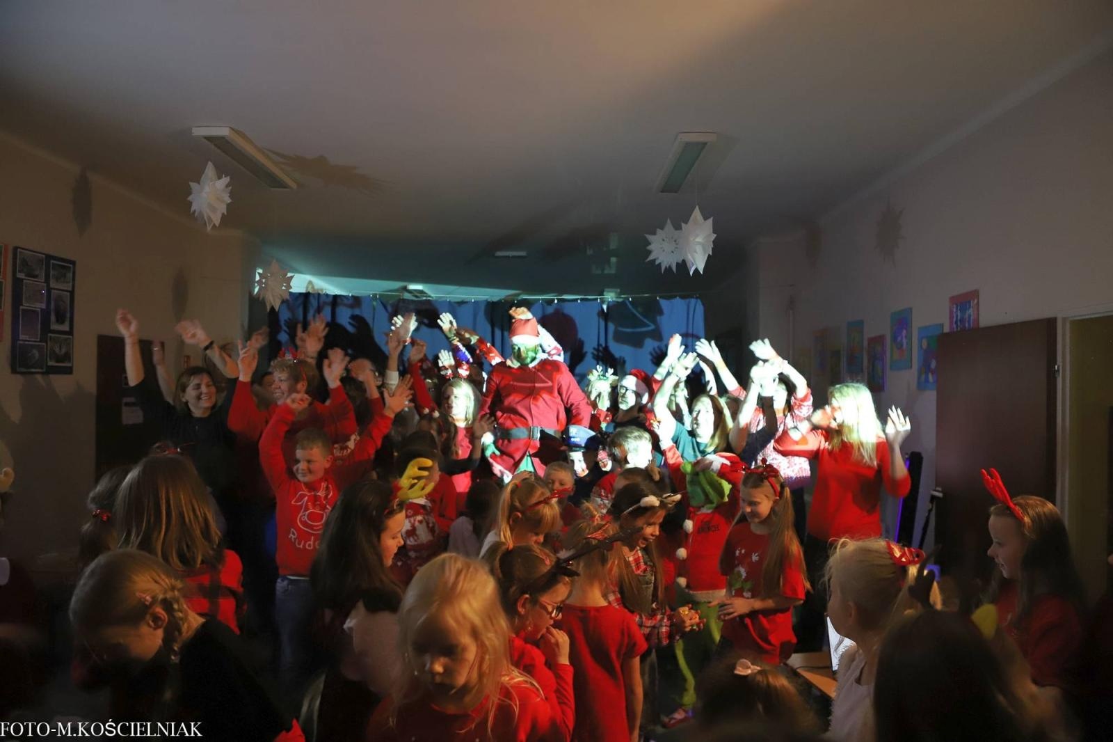 Zdjęcie w galerii na portalu naszraciborz.pl: Jak Gustaw pokochał święta. Kiermasz świąteczny w SP 15 [FOTO] wiadomości z regionu