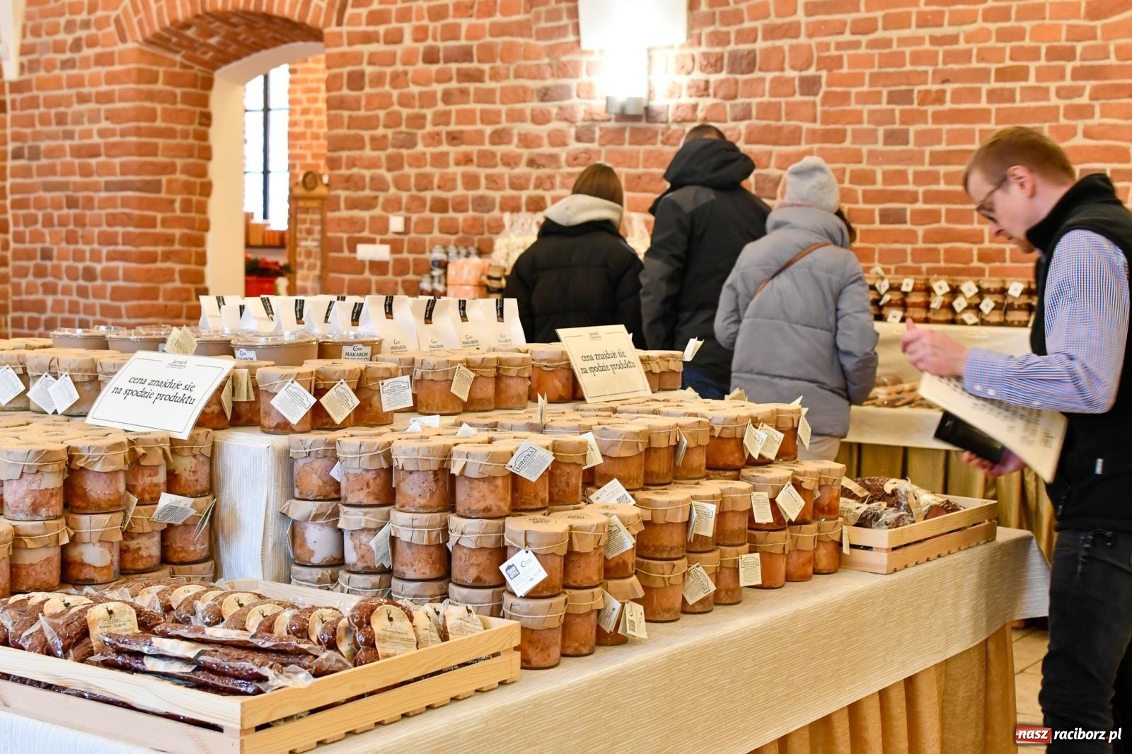 Zdjęcie w galerii na portalu naszraciborz.pl: W Rudach szykuje się ruch jak w Rzymie. Ruszył największy jarmark w regionie [FOTO i WIDEO] wiadomości z regionu