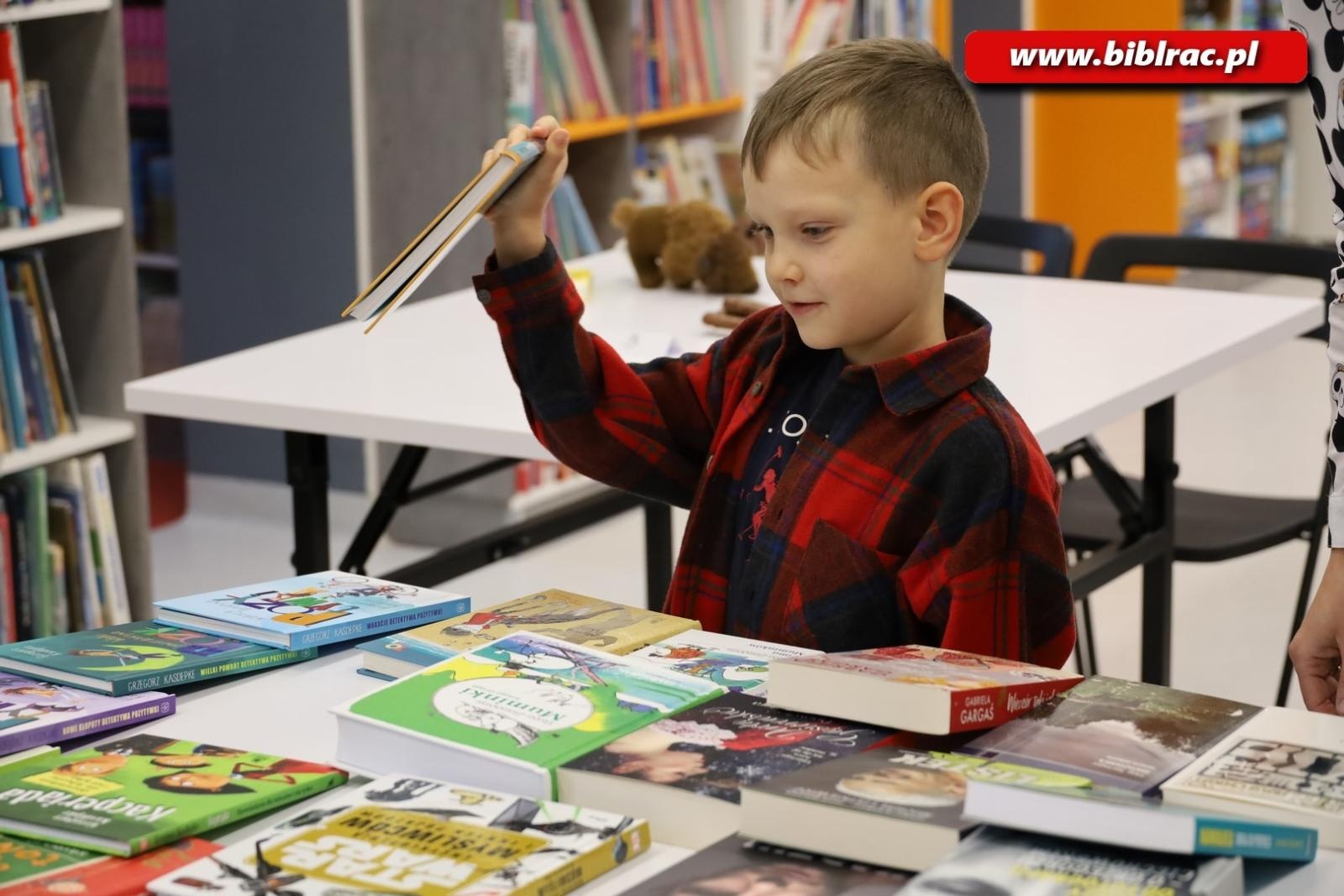 Zdjęcie w galerii na portalu naszraciborz.pl: Czytał dziadek, czytał tata, czytasz Ty?… Konkurs o Muminkach w bibliotece wiadomości z regionu