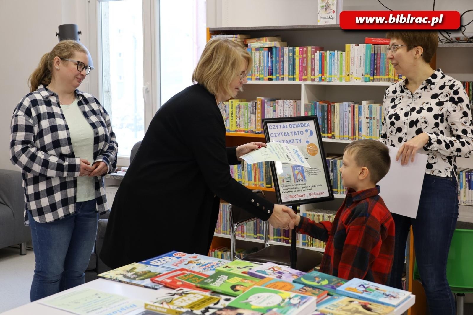 Zdjęcie w galerii na portalu naszraciborz.pl: Czytał dziadek, czytał tata, czytasz Ty?… Konkurs o Muminkach w bibliotece wiadomości z regionu