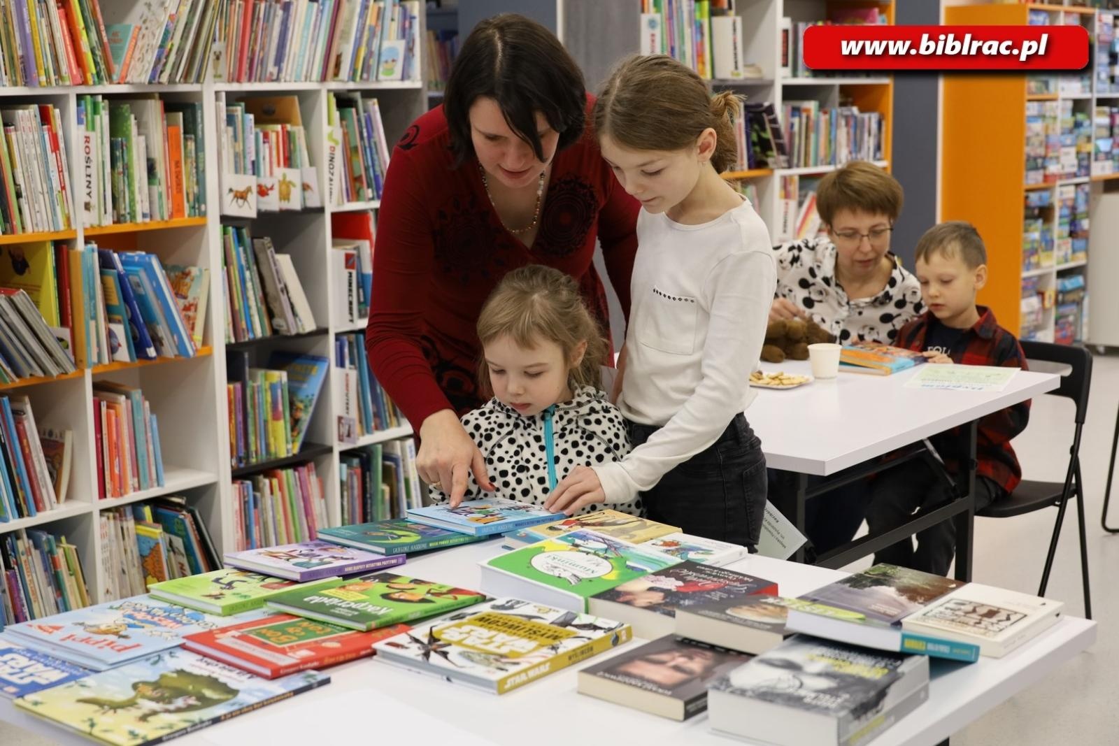 Zdjęcie w galerii na portalu naszraciborz.pl: Czytał dziadek, czytał tata, czytasz Ty?… Konkurs o Muminkach w bibliotece wiadomości z regionu