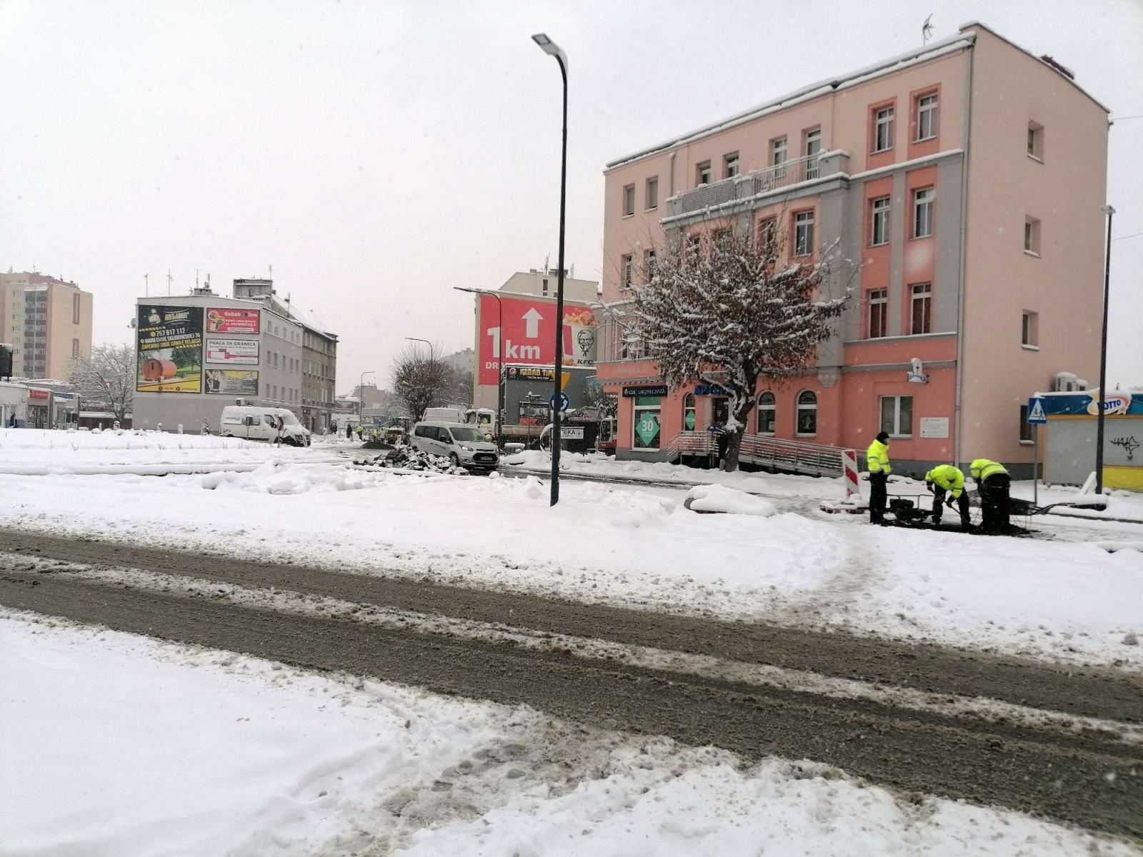 Zdjęcie w galerii na portalu naszraciborz.pl: Zima na całego, a robota wre. Służby podnoszą stopień ostrzeżenia [FOTO] wiadomości z regionu