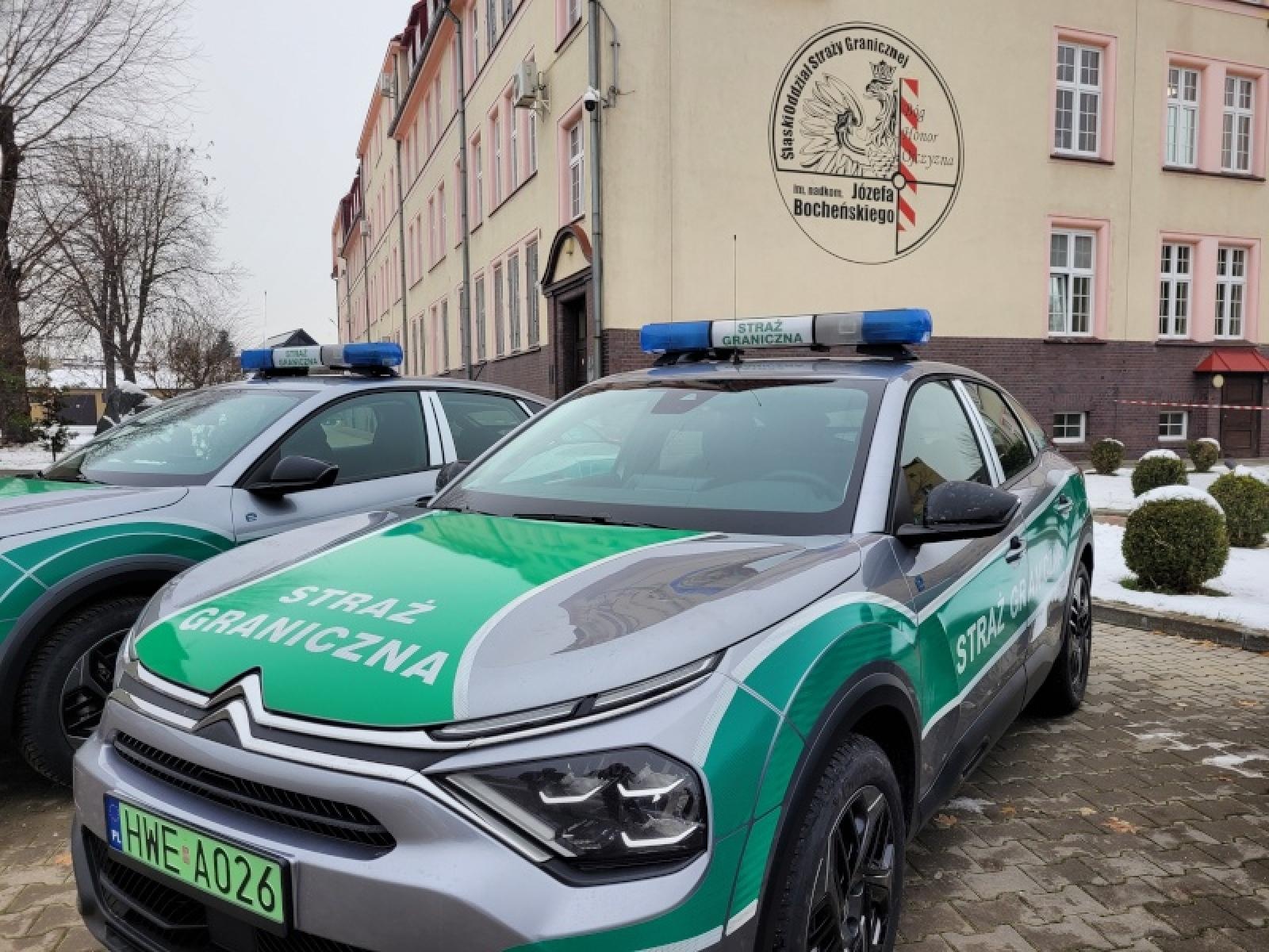 Zdjęcie w galerii na portalu naszraciborz.pl: Nowe Citroëny E-C4 z napędem elektrycznym dla śląskich pograniczników z Raciborza wiadomości z regionu