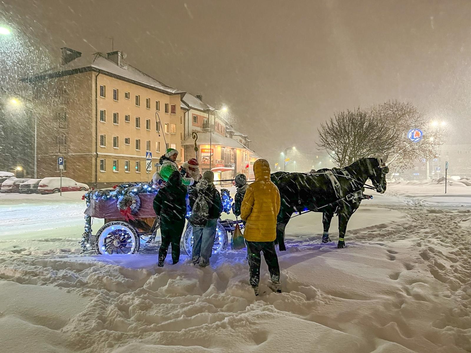 Zdjęcie w galerii na portalu naszraciborz.pl: Święty Mikołaj dotarł dziś do Raciborza [FOTO i WIDEO] wiadomości z regionu