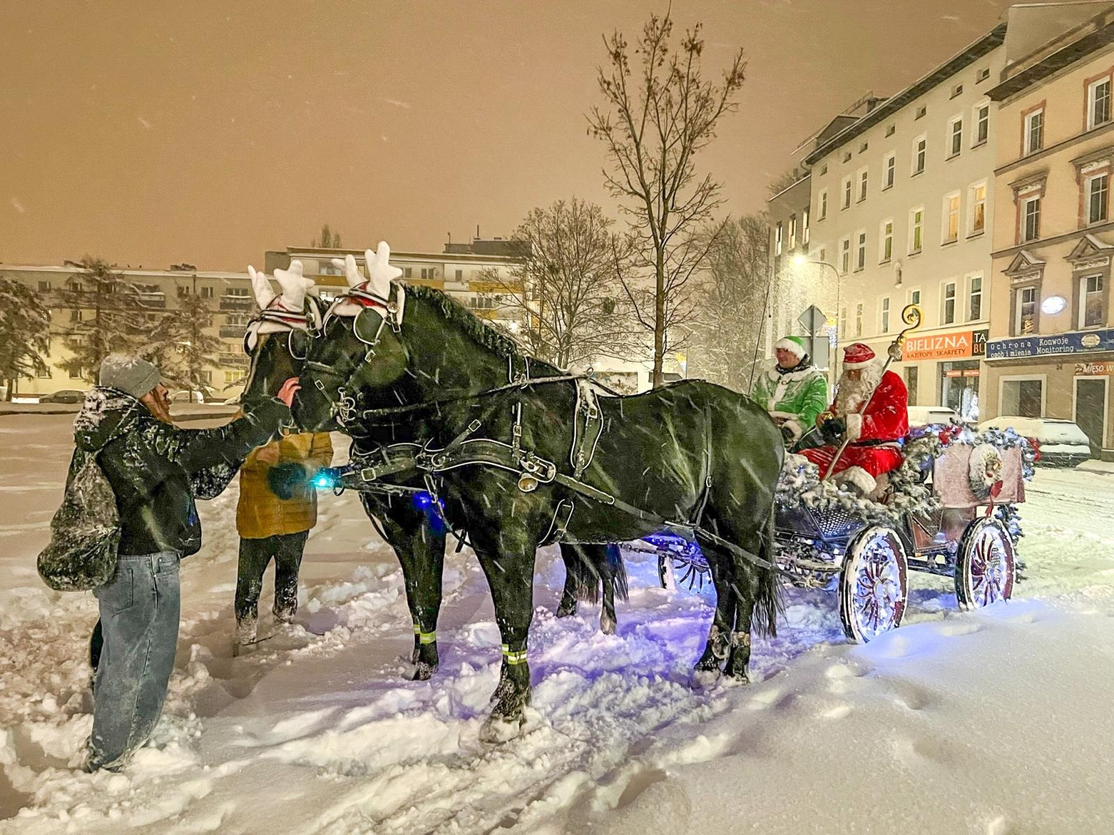 Zdjęcie w galerii na portalu naszraciborz.pl: Święty Mikołaj dotarł dziś do Raciborza [FOTO i WIDEO] wiadomości z regionu