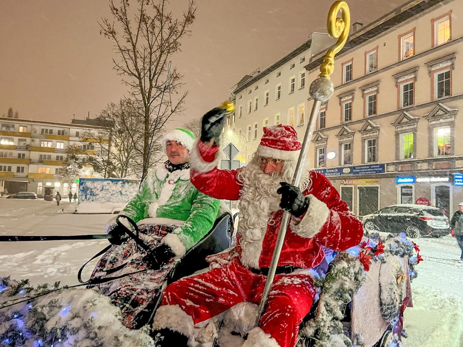 Zdjęcie w galerii na portalu naszraciborz.pl: Święty Mikołaj dotarł dziś do Raciborza [FOTO i WIDEO] wiadomości z regionu