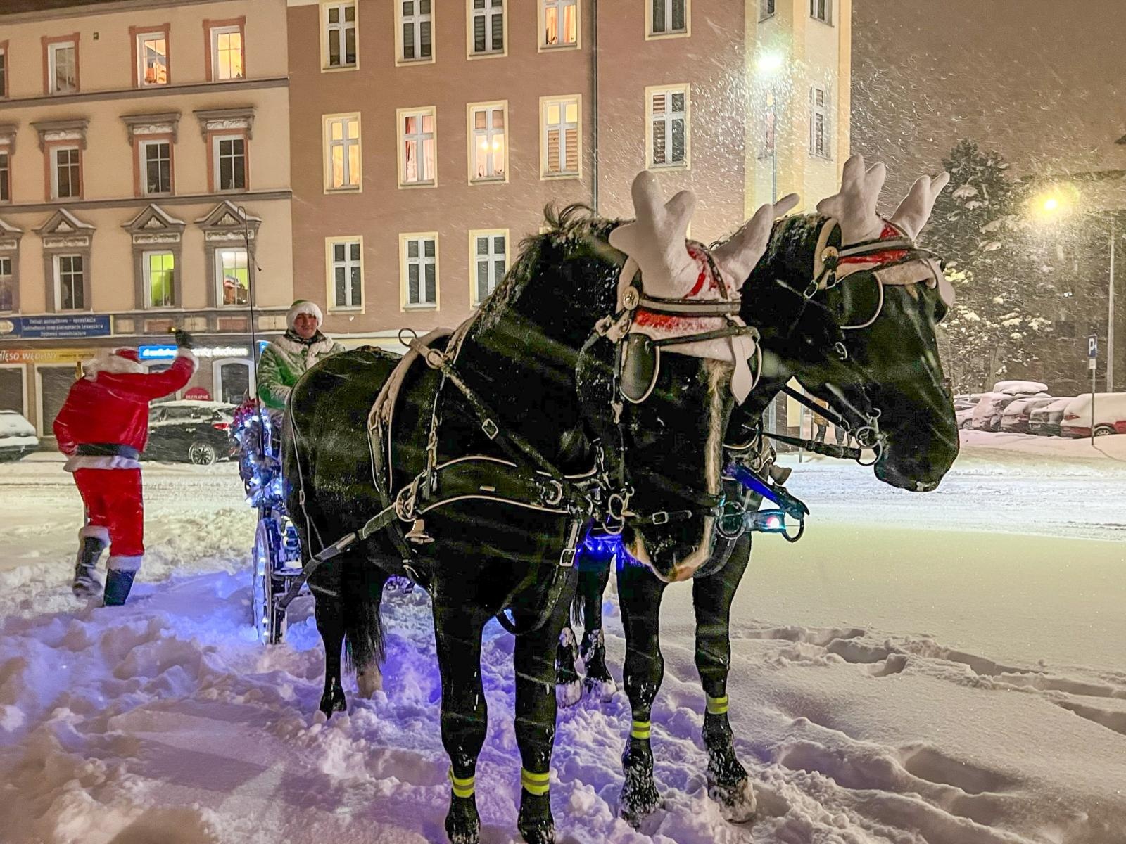 Zdjęcie w galerii na portalu naszraciborz.pl: Święty Mikołaj dotarł dziś do Raciborza [FOTO i WIDEO] wiadomości z regionu
