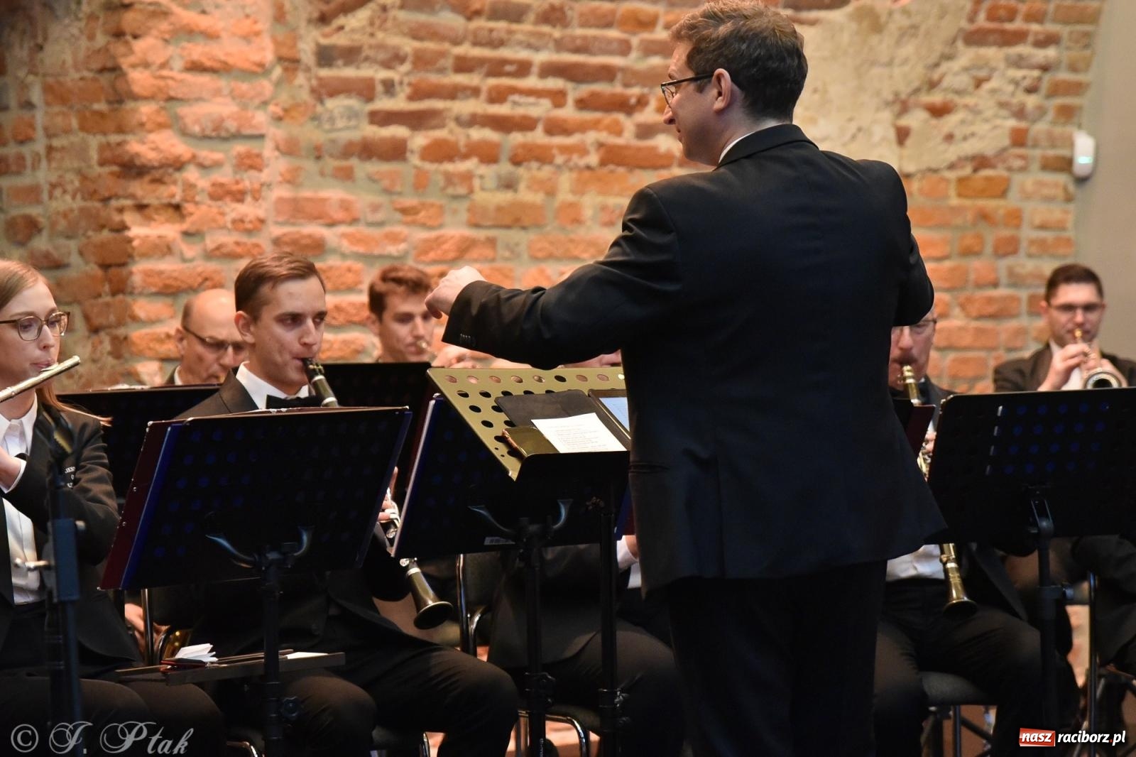 Zdjęcie w galerii na portalu naszraciborz.pl: Kiermasz świąteczny w Tworkowie z premierą banknotu kolekcjonerskiego [FOTO i WIDEO] wiadomości z regionu