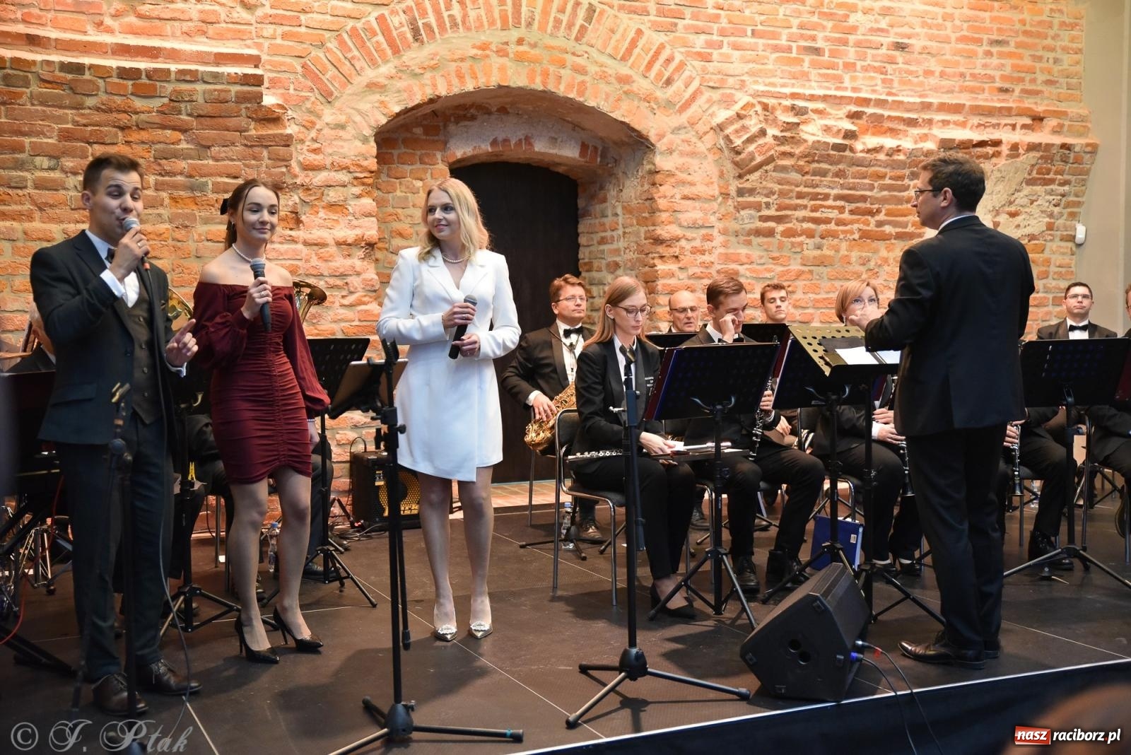 Zdjęcie w galerii na portalu naszraciborz.pl: Kiermasz świąteczny w Tworkowie z premierą banknotu kolekcjonerskiego [FOTO i WIDEO] wiadomości z regionu