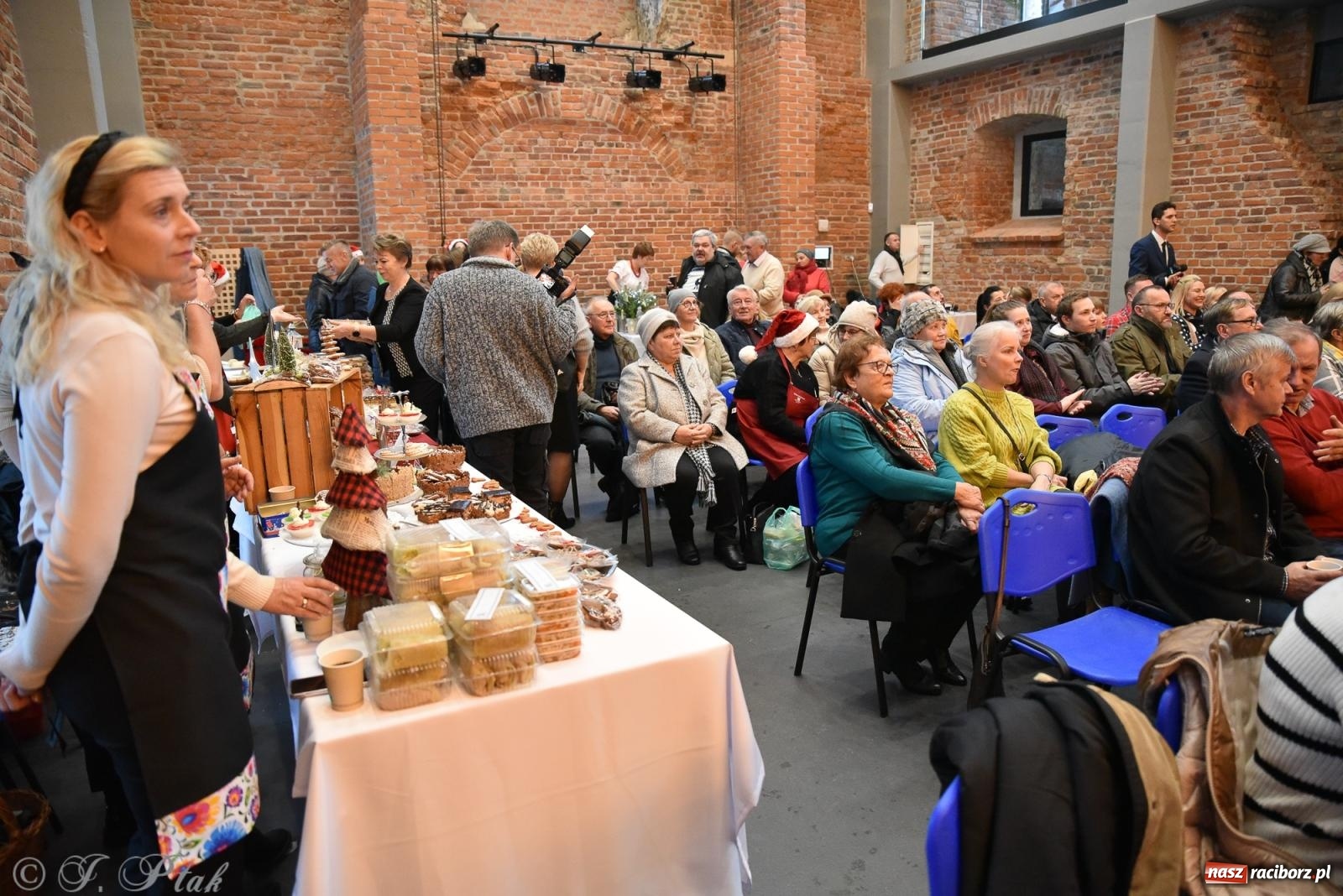 Zdjęcie w galerii na portalu naszraciborz.pl: Kiermasz świąteczny w Tworkowie z premierą banknotu kolekcjonerskiego [FOTO i WIDEO] wiadomości z regionu