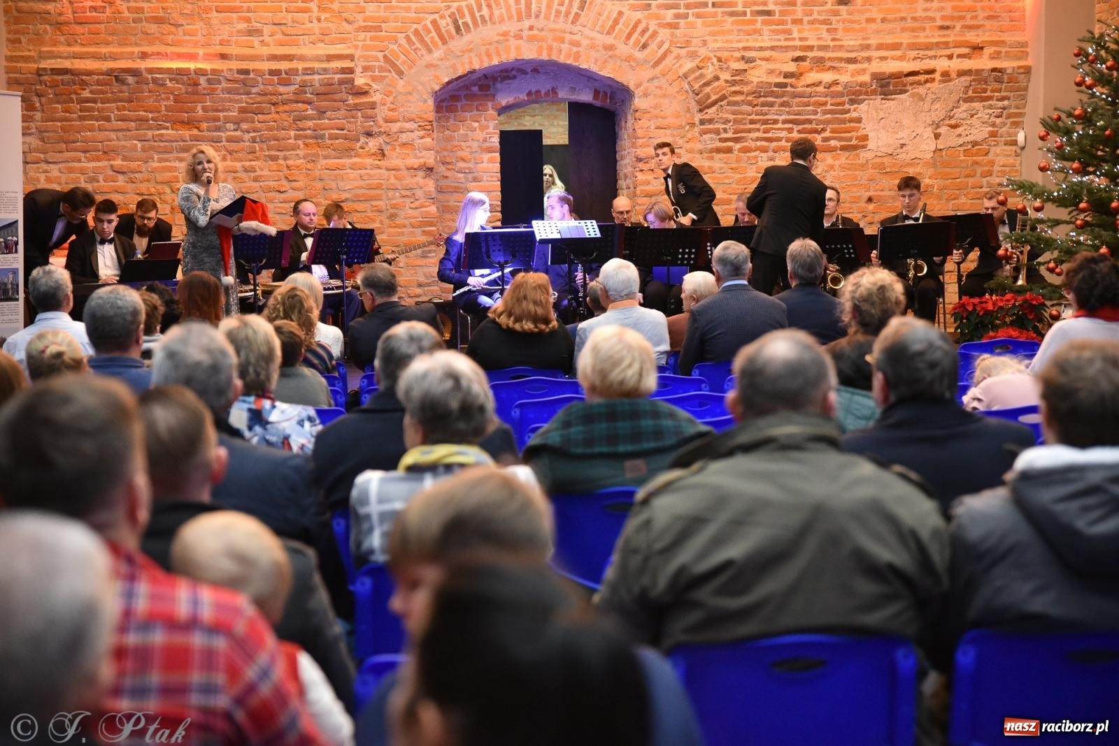 Zdjęcie w galerii na portalu naszraciborz.pl: Kiermasz świąteczny w Tworkowie z premierą banknotu kolekcjonerskiego [FOTO i WIDEO] wiadomości z regionu