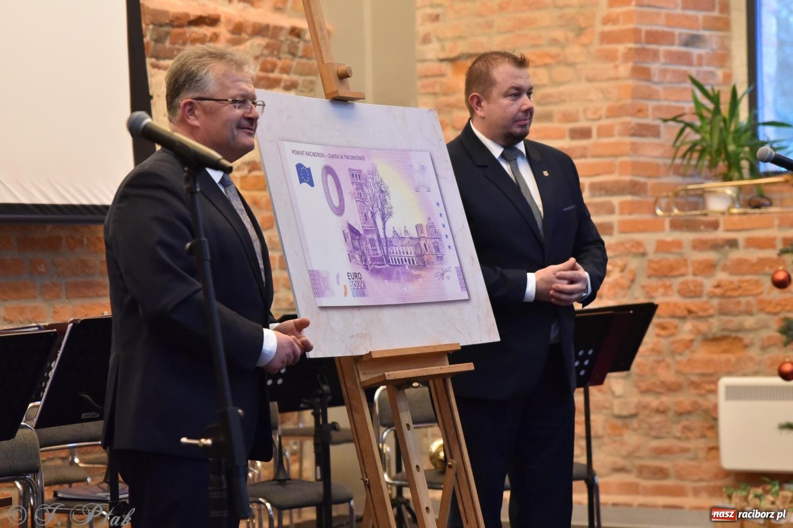 Zdjęcie w galerii na portalu naszraciborz.pl: Kiermasz świąteczny w Tworkowie z premierą banknotu kolekcjonerskiego [FOTO i WIDEO] wiadomości z regionu
