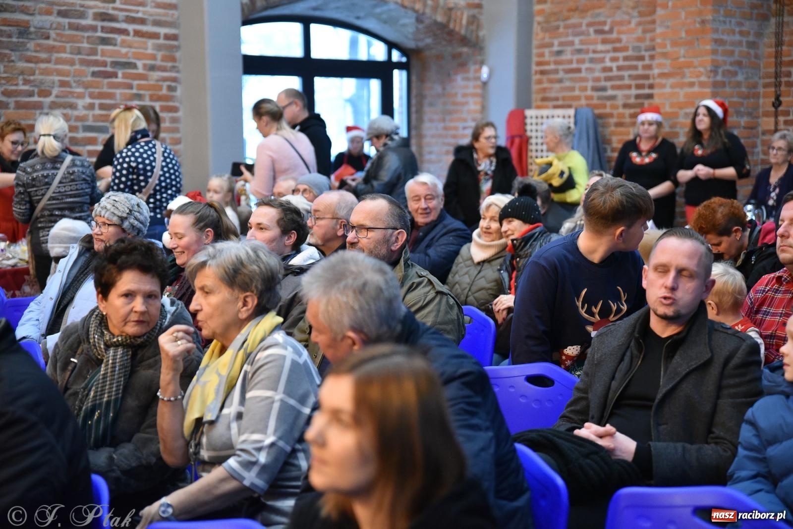 Zdjęcie w galerii na portalu naszraciborz.pl: Kiermasz świąteczny w Tworkowie z premierą banknotu kolekcjonerskiego [FOTO i WIDEO] wiadomości z regionu