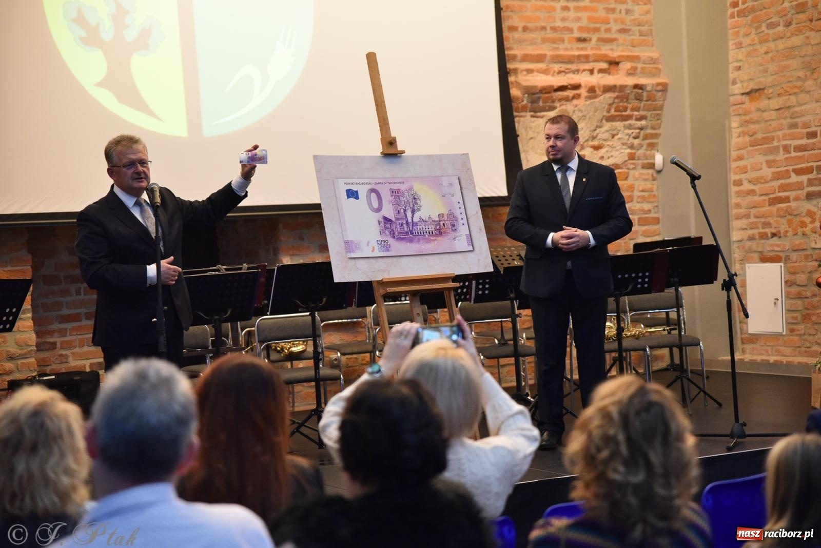 Zdjęcie w galerii na portalu naszraciborz.pl: Kiermasz świąteczny w Tworkowie z premierą banknotu kolekcjonerskiego [FOTO i WIDEO] wiadomości z regionu