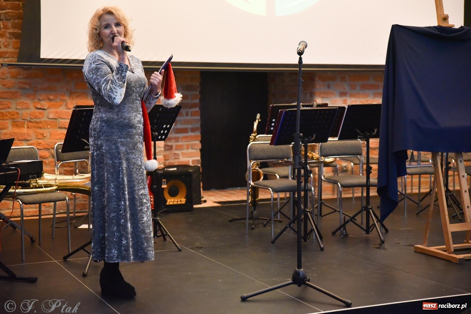 Zdjęcie w galerii na portalu naszraciborz.pl: Kiermasz świąteczny w Tworkowie z premierą banknotu kolekcjonerskiego [FOTO i WIDEO] wiadomości z regionu