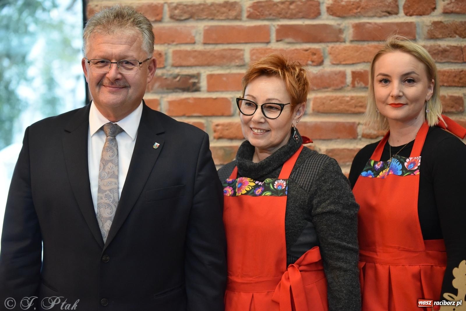 Zdjęcie w galerii na portalu naszraciborz.pl: Kiermasz świąteczny w Tworkowie z premierą banknotu kolekcjonerskiego [FOTO i WIDEO] wiadomości z regionu