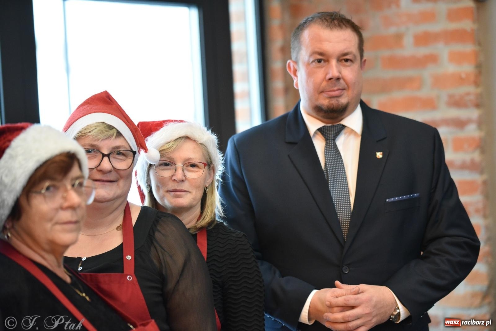 Zdjęcie w galerii na portalu naszraciborz.pl: Kiermasz świąteczny w Tworkowie z premierą banknotu kolekcjonerskiego [FOTO i WIDEO] wiadomości z regionu