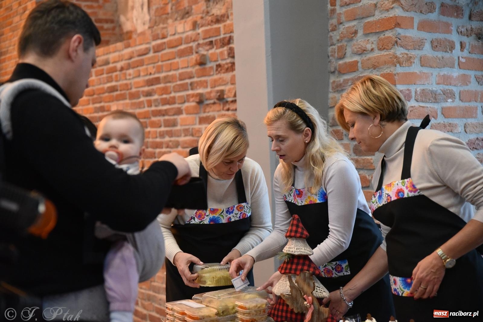 Zdjęcie w galerii na portalu naszraciborz.pl: Kiermasz świąteczny w Tworkowie z premierą banknotu kolekcjonerskiego [FOTO i WIDEO] wiadomości z regionu