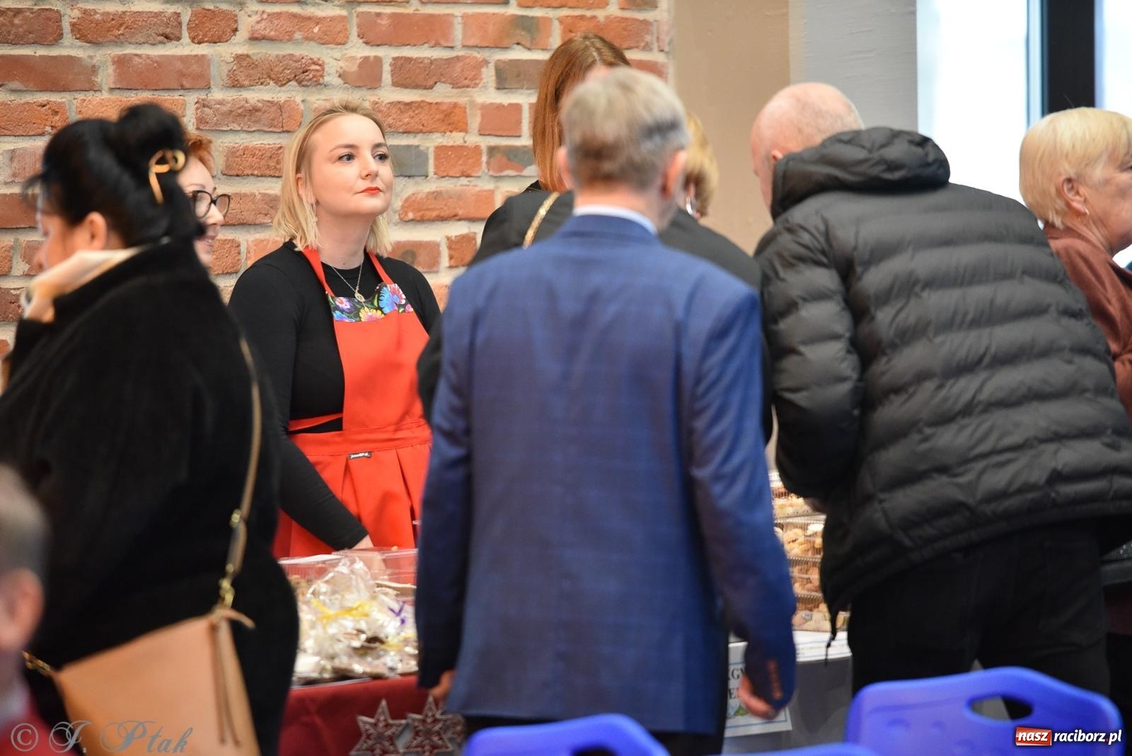 Zdjęcie w galerii na portalu naszraciborz.pl: Kiermasz świąteczny w Tworkowie z premierą banknotu kolekcjonerskiego [FOTO i WIDEO] wiadomości z regionu