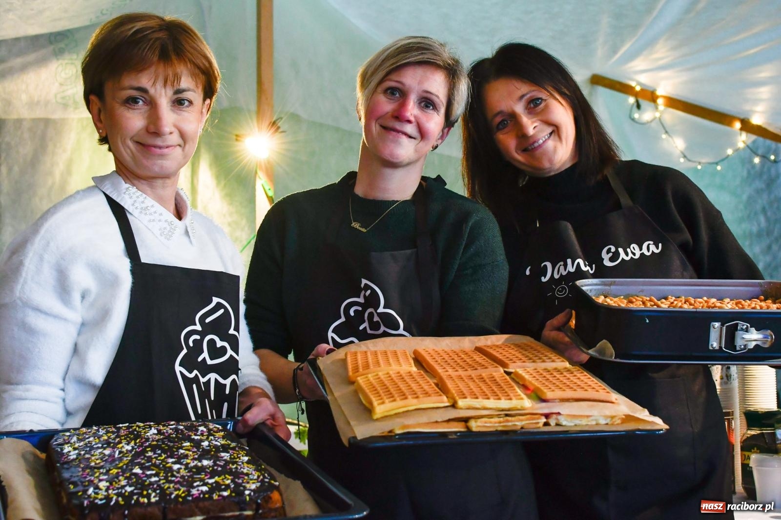 Zdjęcie w galerii na portalu naszraciborz.pl: Tańce, śpiewy i smakołyki. Pietrowicki kiermasz bożonarodzeniowy [FOTO i WIDEO] wiadomości z regionu