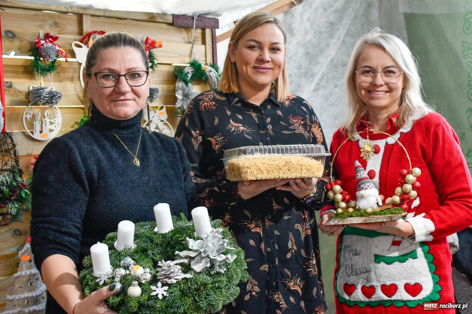 Zdjęcie w galerii na portalu naszraciborz.pl: Tańce, śpiewy i smakołyki. Pietrowicki kiermasz bożonarodzeniowy [FOTO i WIDEO] wiadomości z regionu