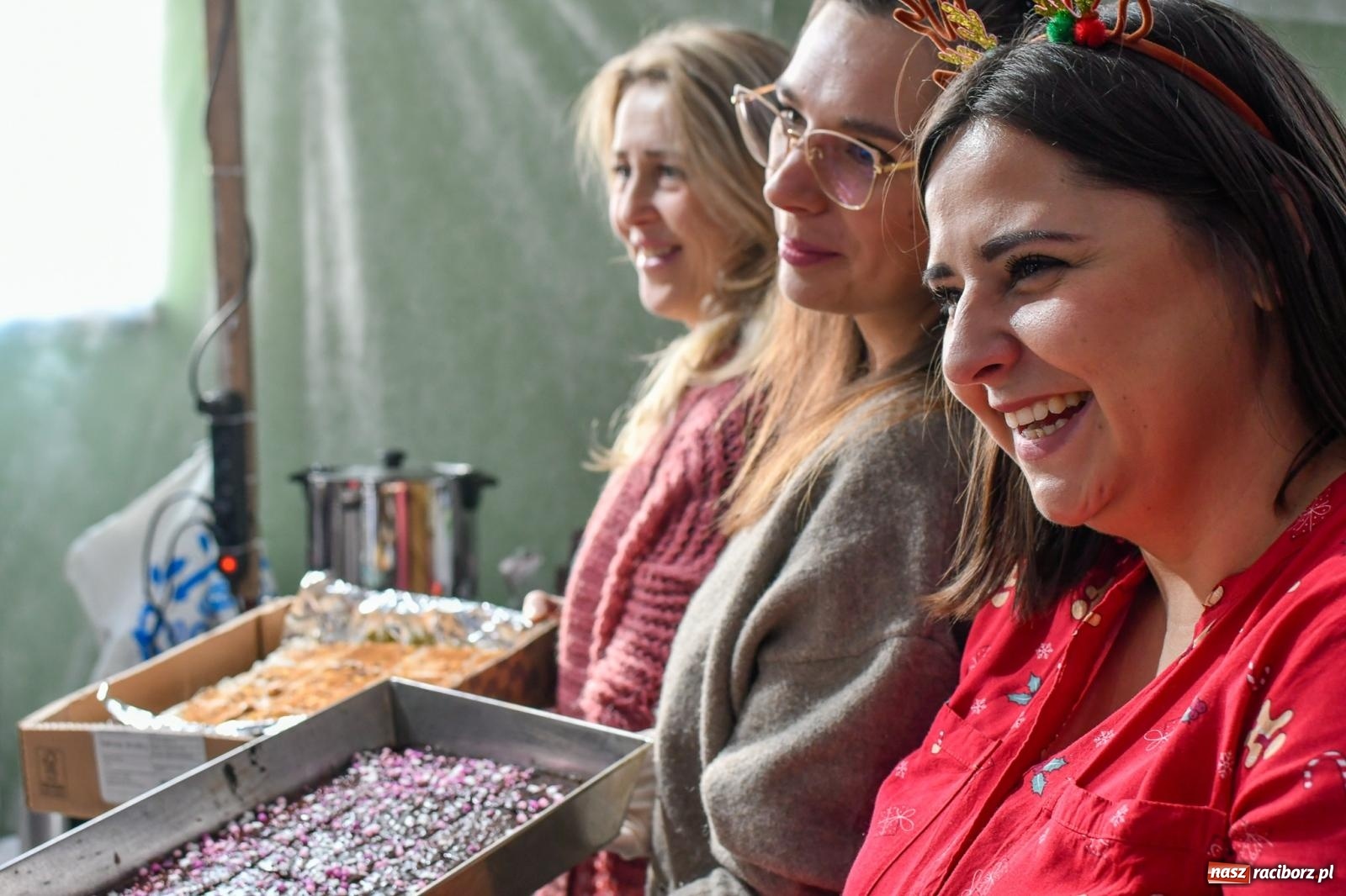 Zdjęcie w galerii na portalu naszraciborz.pl: Tańce, śpiewy i smakołyki. Pietrowicki kiermasz bożonarodzeniowy [FOTO i WIDEO] wiadomości z regionu
