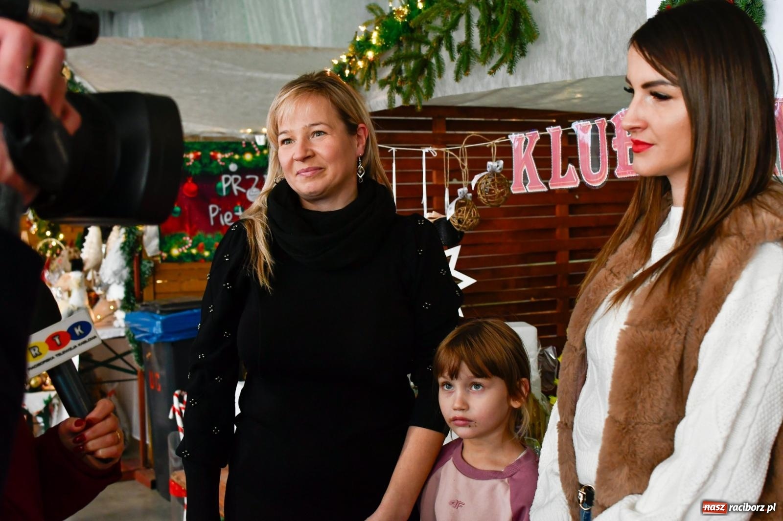 Zdjęcie w galerii na portalu naszraciborz.pl: Tańce, śpiewy i smakołyki. Pietrowicki kiermasz bożonarodzeniowy [FOTO i WIDEO] wiadomości z regionu