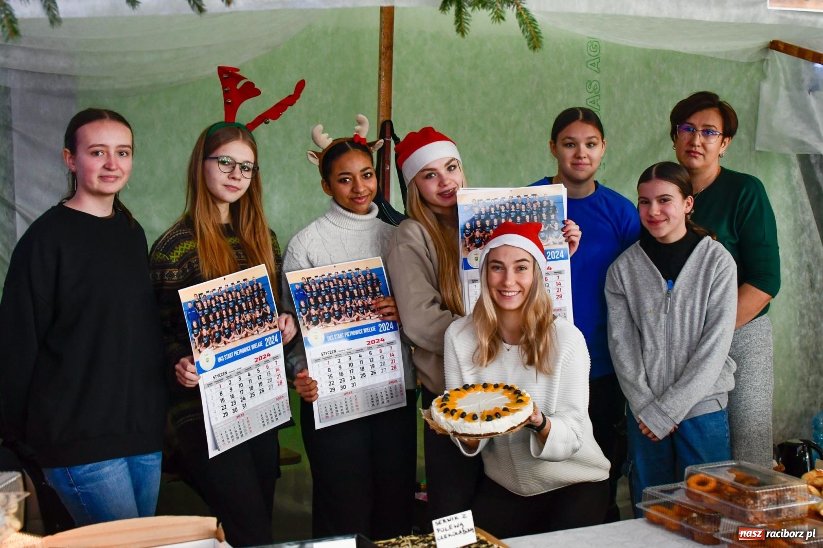 Zdjęcie w galerii na portalu naszraciborz.pl: Tańce, śpiewy i smakołyki. Pietrowicki kiermasz bożonarodzeniowy [FOTO i WIDEO] wiadomości z regionu