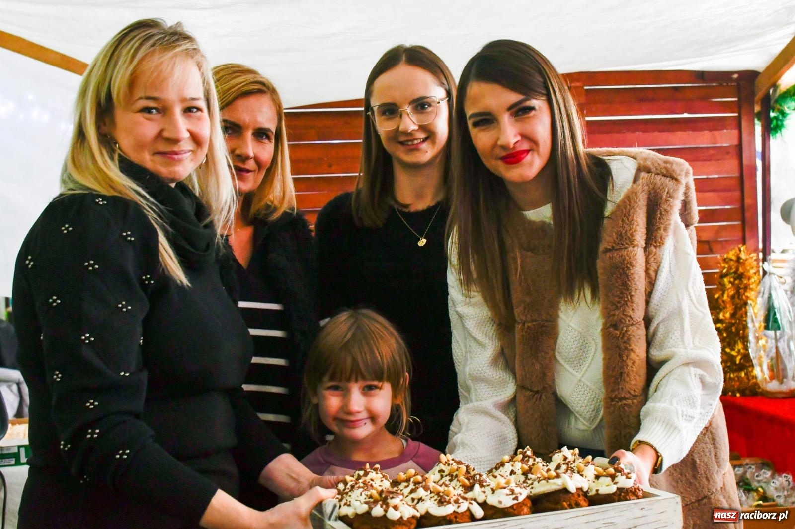 Zdjęcie w galerii na portalu naszraciborz.pl: Tańce, śpiewy i smakołyki. Pietrowicki kiermasz bożonarodzeniowy [FOTO i WIDEO] wiadomości z regionu